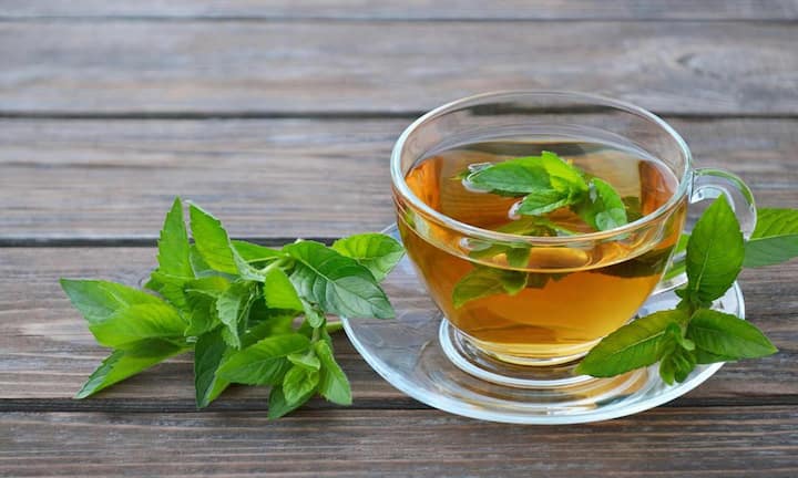 पुदीना टी आंतों की मांसपेशियों को रिलैक्स करती है और फंसी गैस को निकालने में मदद करती है. कैमोमाइल टी सूजन को कम करती है. वहीं सिर्फ गर्म पानी भी पाचन को स्टिम्युलेट करके छाती का तनाव घटता है.