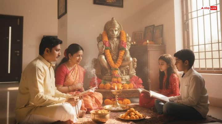 वास्तु के अनुसार जहां पर भी हनुमान जी की फोटो या मूर्ति हो वहां की साफ-सफाई हमेशा होना जरूरी है. मूर्ति की स्थापना के बाद भगवान हनुमान के लिए रोजाना सुगंधित धूप, कपूर या फिर दीया जलाना और पूजा-आराधना करना जरूरी है।कहा जाता है कि जिन घरों में हनुमान जी मूर्ति होती है वहां पर हर मंगलवार के दिन विधि-विधान से उनकी पूजा करना और रोजाना हनुमान चालीसा का पाठ करना शुभफलदायी माना जाता है.
