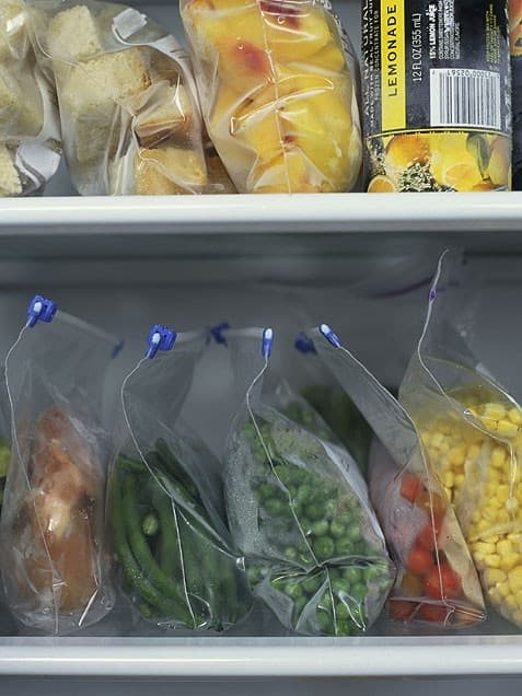 फ्रोझन फूड, फास्ट फूड, बेकरी प्रॉडक्ट्स , लोणचं आणि पापड यांचं सेवनही कमी करावं. हे पदार्थ शरीरात जळजळ वाढवतात आणि यामुळे पाळीत त्रास वाढू शकतो.