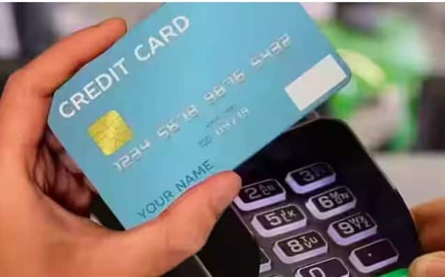 ਅਗਲੀ ਵੱਡੀ ਗਲਤੀ ਕਾਰਡ ਦੀ ਪੂਰੀ ਸੀਮਾ ਦੀ ਵਰਤੋਂ ਕਰਨਾ ਹੈ। ਆਪਣੀ ਸੀਮਾ ਦਾ 90 ਜਾਂ 100 ਪ੍ਰਤੀਸ਼ਤ ਖਰਚ ਕਰਨਾ ਤੁਹਾਡੀ ਕ੍ਰੈਡਿਟ ਪ੍ਰੋਫਾਈਲ ਨੂੰ ਕਮਜ਼ੋਰ ਕਰਦਾ ਹੈ। ਚੰਗਾ ਸਕੋਰ ਬਣਾਈ ਰੱਖਣ ਲਈ, ਆਪਣੀ ਸੀਮਾ ਦੇ 30 ਪ੍ਰਤੀਸ਼ਤ ਤੱਕ ਦੀ ਵਰਤੋਂ ਕਰਨਾ ਸਮਝਦਾਰੀ ਹੈ।