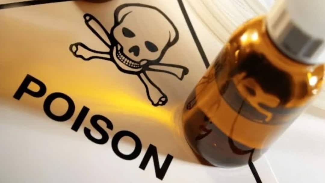 பக்கத்துடன் வீட்டுடன் சண்டை.. சாம்பாரில் விஷம் வைத்த நபர்.. 8 பேர் சீரியஸ்!