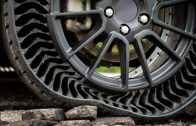 या टायरच्या आत खास प्रकारचे रबर स्पोक्स वापरले जातात. यामुळे हे रबर स्पोक्स टायरला मजबुती आणि योग्य आकार देतात.