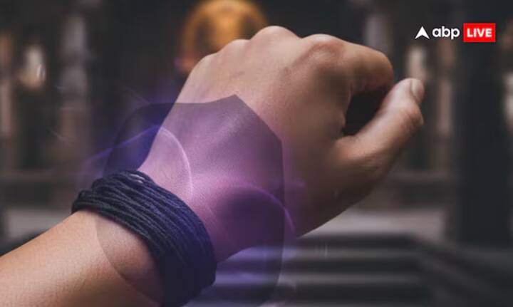 ਗੁੱਟ 'ਤੇ ਕਾਲਾ ਧਾਗਾ ਬੰਨ੍ਹਣ ਨਾਲ ਬੁਰੀ ਨਜ਼ਰ, ਕਾਲੇ ਜਾਦੂ ਅਤੇ ਨਕਾਰਾਤਮਕ ਊਰਜਾ ਤੋਂ ਸੁਰੱਖਿਆ ਮਿਲਦੀ ਹੈ। ਬੱਚਿਆਂ ਨੂੰ ਆਪਣੇ ਗਿੱਟਿਆਂ ‘ਤੇ ਅਤੇ ਵੱਡਿਆਂ ਨੂੰ ਆਪਣੇ ਗੁੱਟ ‘ਤੇ ਕਾਲਾ ਧਾਗਾ ਬੰਨ੍ਹਣਾ ਚਾਹੀਦਾ ਹੈ। ਸ਼ਨੀਵਾਰ ਕਾਲਾ ਧਾਗਾ ਬੰਨ੍ਹਣ ਲਈ ਸ਼ੁਭ ਦਿਨ ਹੈ।