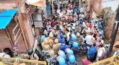 वाराणसी में सड़क चौड़ीकरण अभियान ने पकड़ी रफ्तार, दालमंडी मार्केट की दुकानों पर चला प्रशासन का हथौड़ा