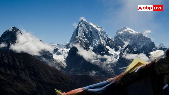 हर साल कैलाश पर्वत पर बर्फ की मोटी और भारी परतें जम जाती हैं और उसके पिरामिड जैसे किनारों से चिपक जाती है. इस वजह से गहरी दरारें बन जाती हैं. जिससे रस्सियों का इस्तेमाल या फिर सुरक्षित चढ़ाई मार्ग बनाना असंभव हो जाता है.