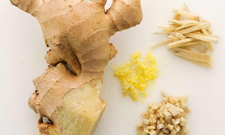 इसके अलावा अदरक गैस्ट्रिक एम्पिटाइंग को बेहतर बनाता है और अपच से जुड़ी गैस को कम करता है. ऐसे में आप अदरक चाय, कच्चा अदरक या खाने में अदरक डाल कर भी खा सकते हैं. इससे आपको गैस से राहत मिलती है.