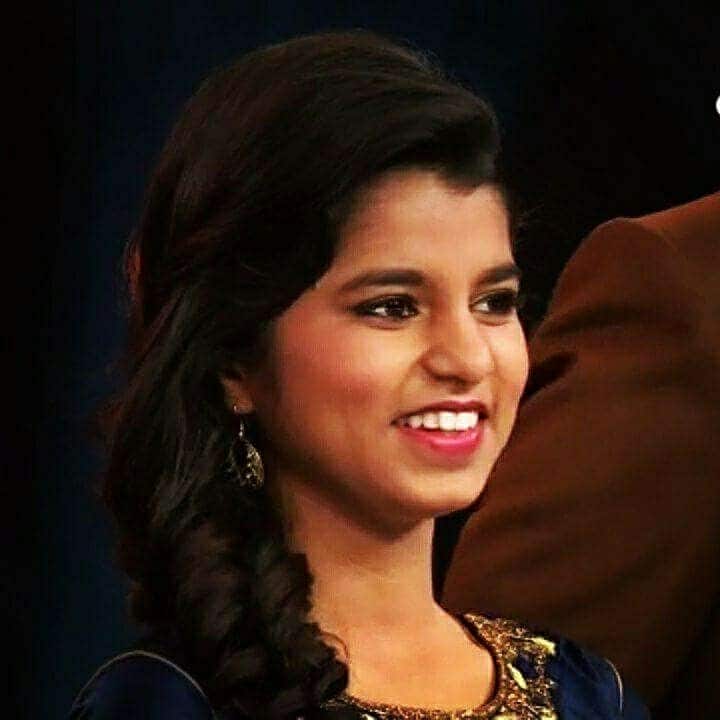 मैथिलीचा जन्म एका संगीताशी संबंधित कुटुंबात झाला. तिचे आजोबा आणि वडिलांनी तिला भारतीय शास्त्रीय संगीताचे उत्तम प्रशिक्षण दिले.