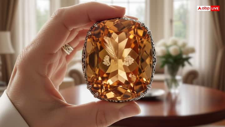 पुखराज बहुत स्पष्ट होता है, लेकिन इसमें कुछ प्राकृतिक आंतरिक दरारें या समावेशन हो सकते हैं, जो इसे असली होने का संकेत देते हैं. अगर पत्थर में कोई भी समावेशन नहीं है या बहुत ज़्यादा बुलबुले दिख रहे हैं, तो वह नकली हो सकता है.