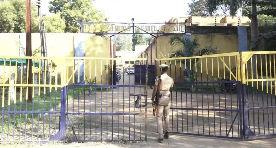 மதுரை சிறையில் சினிமா பாணியில் செல்போன் கடத்தல்.. ஆசன வாயில் பதுக்கிய அதிர்ச்சி சம்பவம், விசாரணை தீவிரம்!