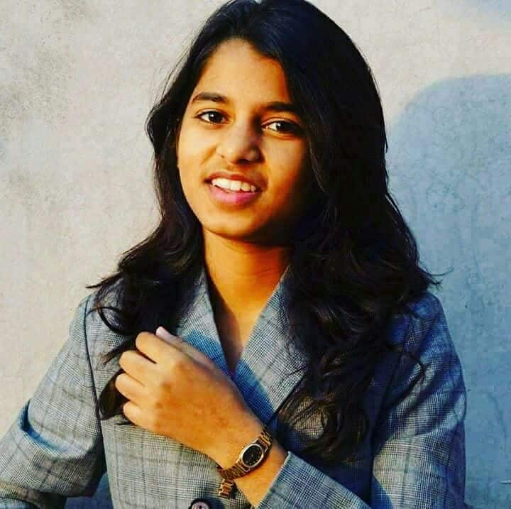 लिट्ल चॅम्प्ससारख्या कार्यक्रमांमध्ये तिने आपली कला दाखवली. किशोरवयात ती लोकप्रिय गायन स्पर्धेतही झळकली.