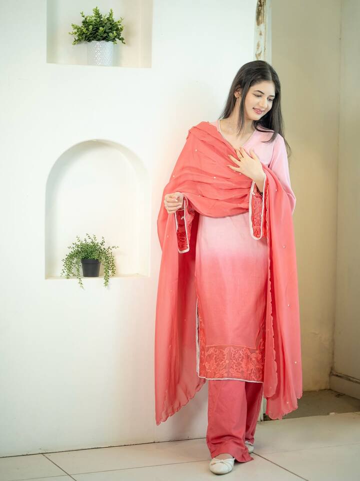 Harshali is looking very simple and beautiful in this photo. She is wearing a red and pink suit and carrying a matching dupatta. Her natural beauty is making her even more beautiful.