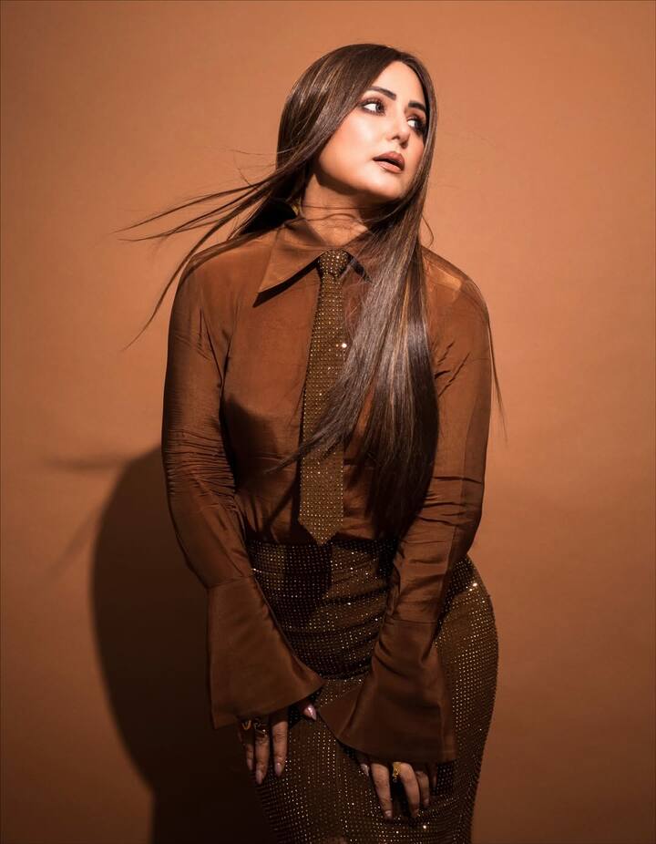 हिना ने अपना लुक लंबे स्ट्रेट बालों, गले में टाई और सेटल मेकअप से पूरा किया है. हर तस्वीर में एक्ट्रेस किलर पोज देती दिखी.