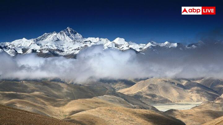 स्थानीय तिब्बती और हिमालयी समुदायों का कहना है कि पर्वत दैवीय शक्तियों द्वारा संरक्षित है और मानव आक्रमण से अछूता रहना चाहिए. वहां ऐसा माना जाता है कि कैलाश पर्वत पर चढ़ना आपदा को आमंत्रित करता है.