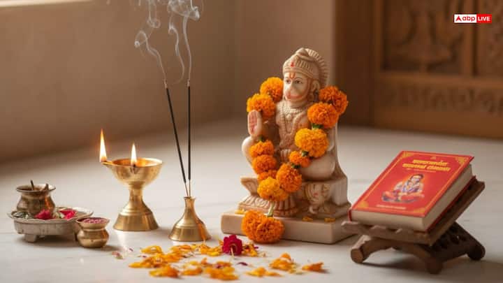 पौराणिक कथाओं के अनुसार भगवान हनुमान की मूर्ति को पूर्व या दक्षिण की ओर मुख करके रखा जाए तो इससे घर में सकारात्मक ऊर्जा का संचार होता है. साथ ही यह भी कहा जाता है कि जब भी हनुमान जी मूर्ति इस दिशा में लगाएं तो हनुमान जी बैठे हुए अवस्था में होना चाहिए.