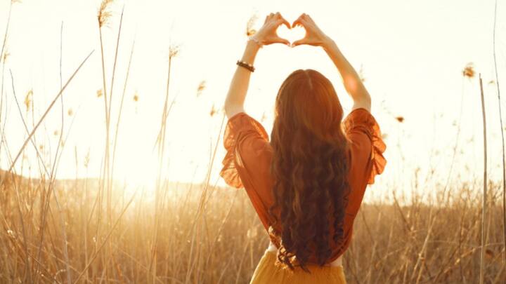 জীবন বড়ই অনিশ্চিত। এক মুহূর্তে সব ভাল তো, পর মুহূর্তেই সব খারাপ। ধাক্কা খেতে খেতে একটা সময় পর নিজের উপরও বিতৃষ্ণা জন্মায় আমাদের।