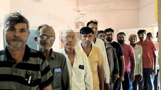 આ રીતે ખેડૂતોને સહાય કેમની મળશે? જૂનાગઢમાં 2 દિવસથી ખેડૂતો લાઇનમાં, ઓનલાઈન ફોર્મ ન ભરાતા આક્રોશ