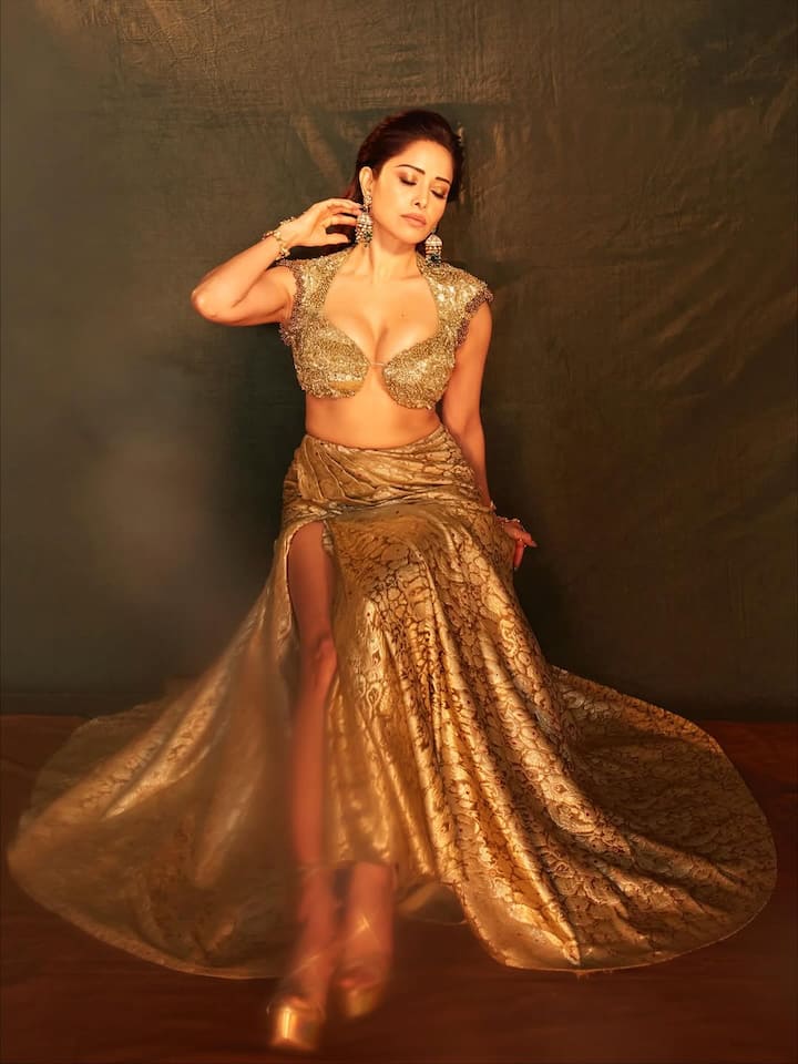 उन तस्वीरों में नुसरत भरूचा ने अपना कातिलाना लुक दिखाया है।एक्ट्रेस का ये लेटेस्ट लुक देख उनके फैंस दीवाने हो गए हैं।