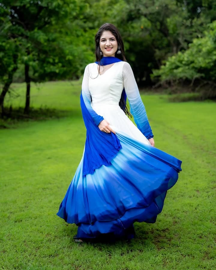 This simple style of Harshali is making her even more special. He is wearing a white and blue combination suit. Also, she is looking very beautiful with natural beauty and open hair.
