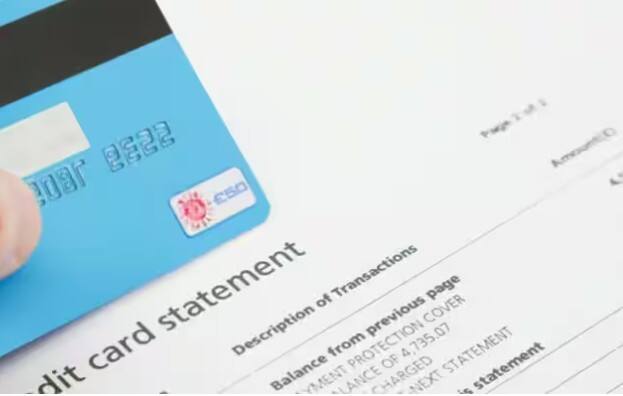 ਸਭ ਤੋਂ ਆਮ ਗਲਤੀ ਸਮੇਂ ਸਿਰ ਬਿੱਲਾਂ ਦਾ ਭੁਗਤਾਨ ਨਾ ਕਰਨਾ ਹੈ। ਬਹੁਤ ਸਾਰੇ ਲੋਕ ਘੱਟੋ-ਘੱਟ ਬਕਾਇਆ ਰਕਮ ਦਾ ਭੁਗਤਾਨ ਕਰਦੇ ਹਨ ਅਤੇ ਫਿਰ ਬਾਕੀ ਰਕਮ ਨੂੰ ਅਗਲੇ ਮਹੀਨੇ ਲੈ ਜਾਂਦੇ ਹਨ। ਇਸ ਨਾਲ ਵਿਆਜ ਤੇਜ਼ੀ ਨਾਲ ਵਧਦਾ ਹੈ, ਅਤੇ ਬੈਂਕ ਤੁਹਾਡੀ ਮੁੜ ਅਦਾਇਗੀ ਸਮਰੱਥਾ 'ਤੇ ਸ਼ੱਕ ਕਰਨ ਲੱਗ ਪੈਂਦੇ ਹਨ। ਇਸ ਲਈ ਤੁਹਾਡਾ CIBIL ਸਕੋਰ ਤੁਰੰਤ ਘਟਣਾ ਸ਼ੁਰੂ ਹੋ ਜਾਂਦਾ ਹੈ।