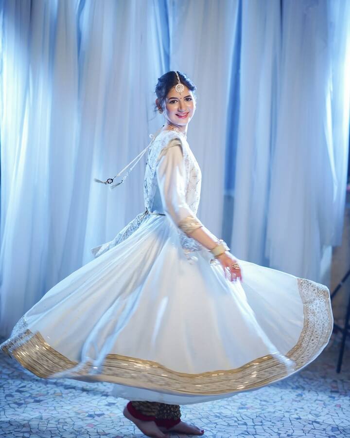 In this photo she is wearing an Anarkali suit. Also the dupatta is draped. Harshali is wreaking havoc wearing Maangtika.