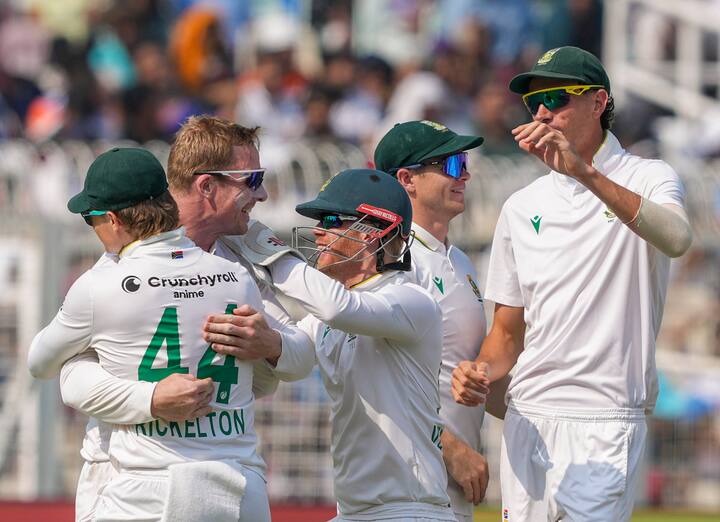 সিমন ২০১৫ সালের ভারত সফরের পর আচমকাই দল থেকে বাদ পড়েন। এরপর তিনি বুঝতে পারেন যে দলে টিকে থাকতে তাঁকে আরও বৈচিত্র্য আনতে হবে বোলিংয়ে।