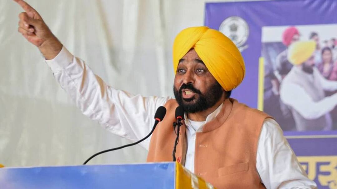 पंजाब में मान सरकार का बड़ा एक्शन, गैंगस्टर के खिलाफ कार्रवाई करने में नाकाम रहे SSP निलंबित Punjab Bhagwant Mann Govt suspends Amritsar Rural SSP for alleged failure to act against gangsters पंजाब में मान सरकार का बड़ा एक्शन, गैंगस्टर के खिलाफ कार्रवाई करने में नाकाम रहे SSP निलंबित