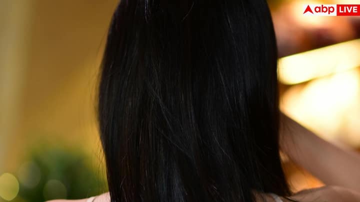 జుట్టుకు నూనె రాయడం మానేస్తే ఏమవుతుంది? నెల పాటు తలకు నూనె రాయకుండా ఉంటే మొదట్లో ఏమీ అనిపించకపోవచ్చు. జుట్టు జిడ్డుగా ఉండదు. తేలికగా అనిపిస్తుంది. నార్మల్ ఉండవచ్చు.