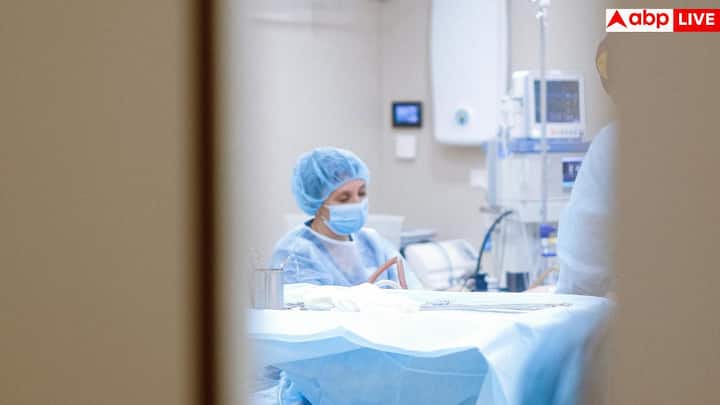 कई बार मरीज खुद बता देते हैं कि वे किस दिन या किस समय जाएंगे. जूली एक ऐसे मरीज को याद करती हैं जो बिल्कुल सामान्य लग रहा था, लेकिन उसने कहा कि वह उसी रात गुजर जाएगा और वही हुआ.