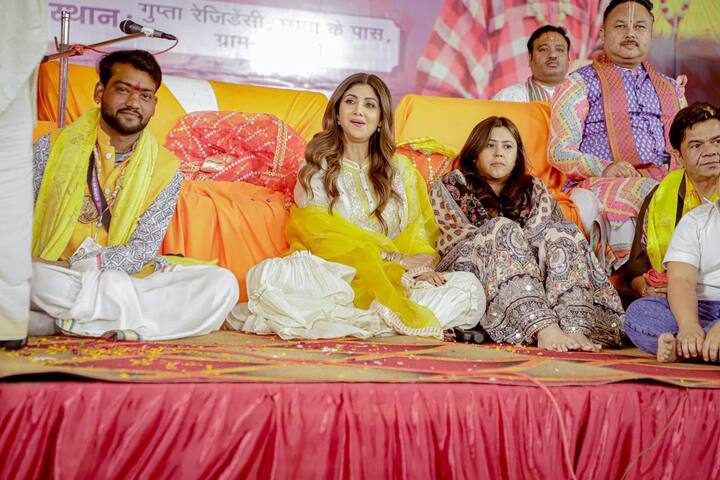 Famous B-Town filmmaker Ekta Kapoor also participated in Dhirendra Shastri's Padayatra along with Shilpa Shetty.
