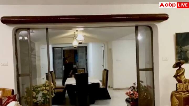 इस फार्महाउस में धर्मेंद्र अपने पसंदीदा फल, सब्जियां और यहां तक कि चावल भी खुद उगाते हैं. यहां भैंसें भी पाली जाती हैं. वह अक्सर कहते हैं कि उन्हें मिट्टी की खुशबू और खुला आसमान बेहद सुकून देता है. उनकी यह लाइफस्टाइल बताती है कि सफलता के बाद भी वह अपनी जड़ों से जुड़े रहे.