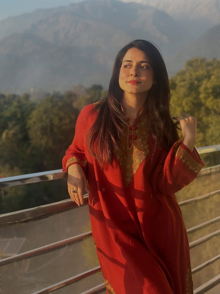 बता दें कि सिंपल कौल सोशल मीडिया पर भी काफी एक्टिव हैं. एक्ट्रेस को इंस्टा पर हजारों लोग फॉलो करते हैं.