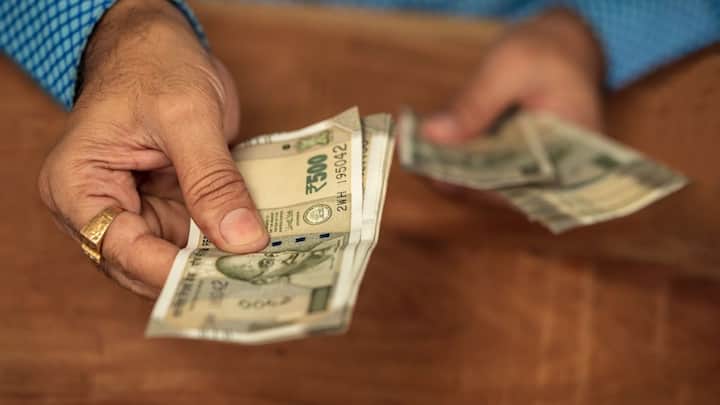 যদি আপনারও নগদ অর্থের প্রয়োজন হয়, তাহলে আপনাকে জানতে হবে দিনে কত টাকা তোলা যাবে। আয়কর বিভাগ নগদ অর্থ সম্পর্কিত নিয়মগুলি স্পষ্ট করেছে। যদি আপনি একটি নির্দিষ্ট সীমার বেশি নগদ অর্থ সংগ্রহ করেন বা দান করেন, তাহলে তা সরাসরি কর বিধির পরিপন্থী।