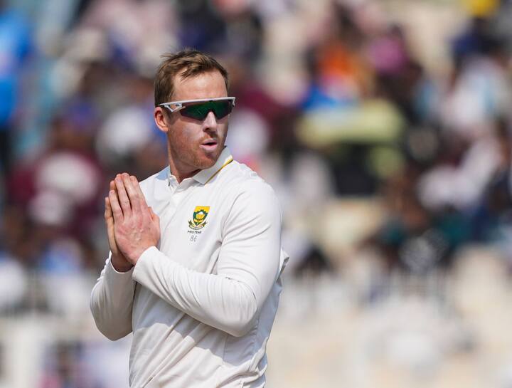 ইডেন টেস্টে আট উইকেট নেওয়ার সঙ্গে সঙ্গে প্রোটিয়া স্পিনারদের মধ্য়ে ভারতের মাটিতে টেস্ট খেলতে এসে সর্বাধিক উইকেট নেওয়ার নজিরও গড়ে ফেললেন হার্মার। মোট ১৮ উইকেট তাঁর ঝুলিতে। ২০১৫ ভারত সফরে এসে ১০ উইকেট নিয়েছিলেন।