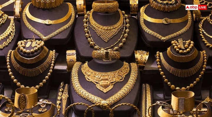 घर पर सोने का नहीं टिकना भी वास्तु दोष का कारण है. शास्त्रों में इसके पीछे कई धार्मिक और ऊर्जात्मक कारण बताए गए हैं. आइए जानते हैं किन गलतियों के कारण सोना घर पर नहीं टिकता है.