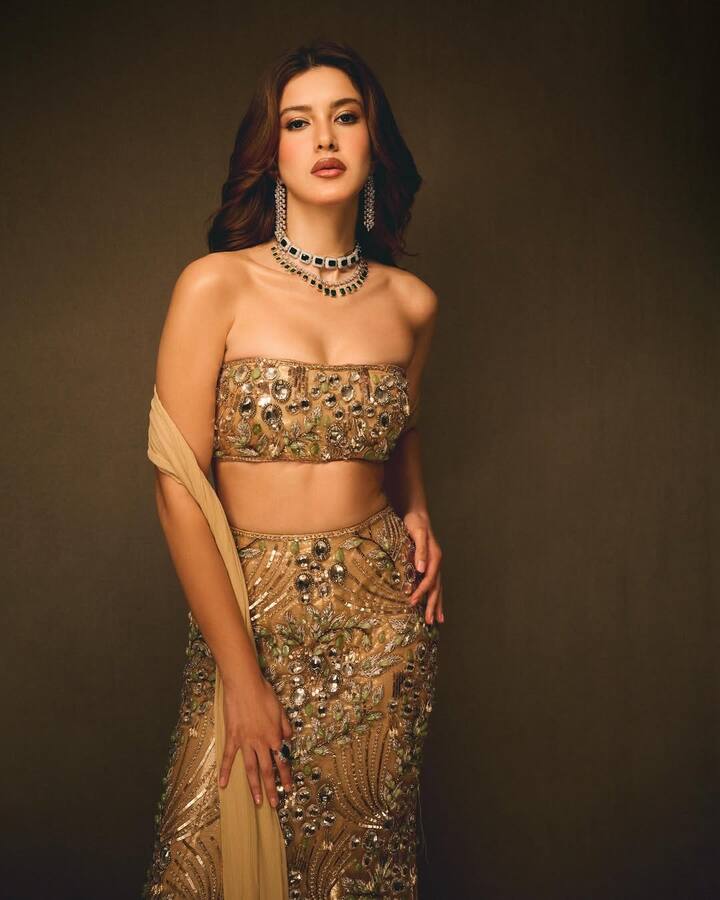 इस ब्रालेट के साथ शनाया ने मैचिंग फिशकट स्कर्ट पेयर की है. उनका ये आउटफिट उनपर काफी जच रहा है.