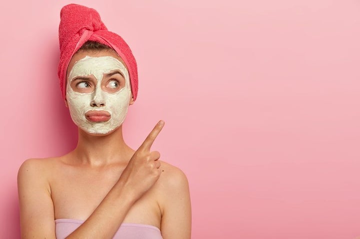 आठवड्यातून काही वेळा स्क्रबिंग केल्याने मृत त्वचा दूर होते. लिंबू आणि मधाचा घरगुती स्क्रब त्वचेसाठी उपयोगी ठरू शकतं.