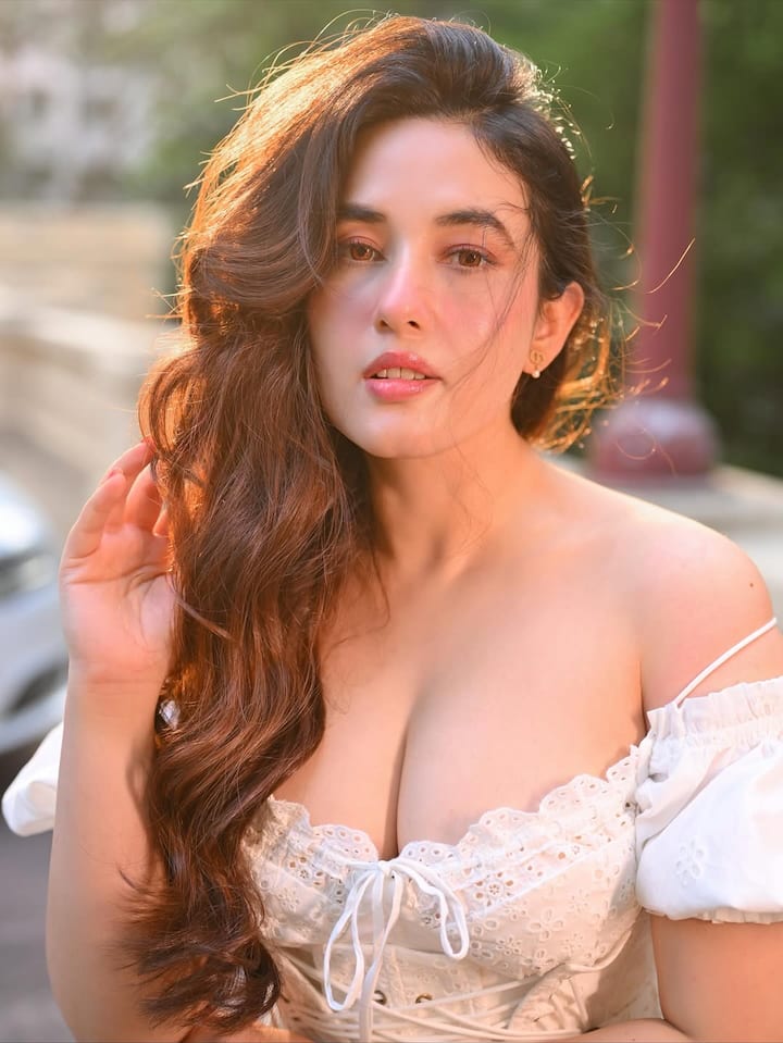 इसी बीच नेपाली एक्ट्रेस की लेटेस्ट तस्वीरें सोशल मीडिया पर सामने आई हैं। इस फोटो में अदिति बुधाथोकी ने अपने बोल्ड लुक से इंटरनेट पर आग लगा दी है।