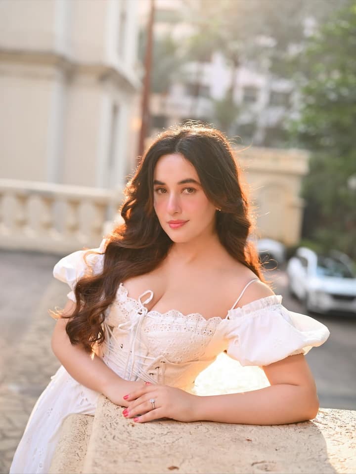 अगर नेपाल की मशहूर अभिनेत्रियों की बात की जाए तो अदिति बुधाथोकी का नाम जरूर शामिल होगा। अदिति सोशल मीडिया पर काफी एक्टिव रहती हैं। जिसके चलते उनकी तस्वीरें और वीडियो अक्सर फैन्स के बीच चर्चा का विषय बन जाती हैं।