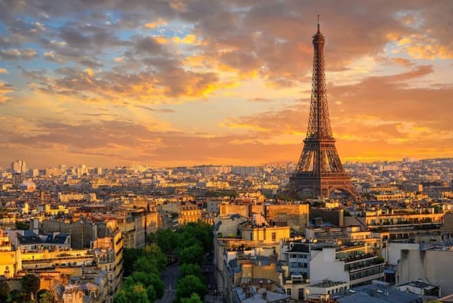 फ्रान्स पॅरिसच्या पलीकडेही खूप काही देतो द्राक्षमळे, पर्वतीय गावं, फ्रेंच रिव्हिएरा आणि अप्रतिम खाद्य.