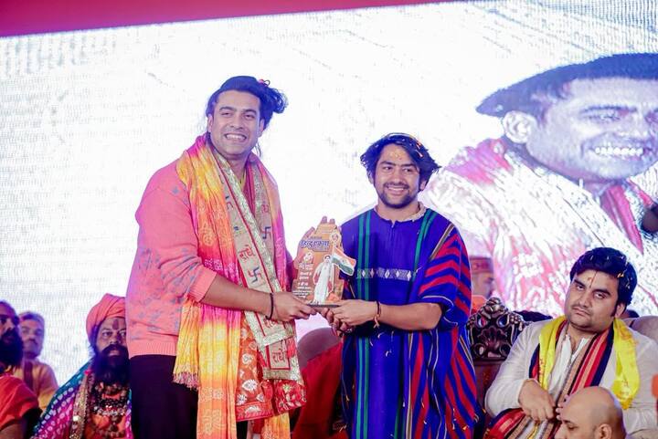 Jubin Nautiyal was also honored by Dhirendra Shastri during the padyatra. Zubin's social is being praised a lot on social media.