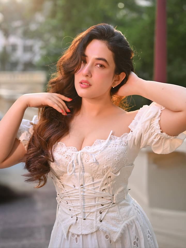 इन तस्वीरों से आप आसानी से अंदाजा लगा सकते हैं कि अदिति बुधाथोकी असल जिंदगी में कितनी हॉट हैं।