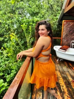 Shivaleeka Oberoi Photo: ઓરેન્જ શોર્ટ ડ્રેસમાં શિવાલિકાએ આપ્યા કિલર પોઝ