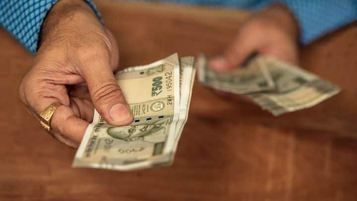 नकद लेनदेन को नियंत्रित करने वाला मुख्य कानून आयकर अधिनियम की धारा 269ST है। यह धारा नकद स्वीकार करने पर सख्त सीमाएँ लगाती है। यह नियम स्पष्ट रूप से परिभाषित करता है कि किसी भी व्यक्ति के लिए कुछ परिस्थितियों में ₹2 लाख या उससे अधिक की नकद राशि स्वीकार करना अवैध है।