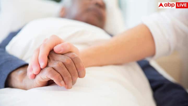 इसके अलावा सांसों का पैटर्न भी बदल जाता है. सांसें बहुत धीमी, अनियमित और खिंची हुई हो जाती हैं. कभी-कभी ऐसा लगता है जैसे मरीज की सांस रुक गई हो, लेकिन कुछ सेकंड बाद वह फिर सांस लेता है. यह भी शरीर की प्राकृतिक प्रक्रिया का हिस्सा है.