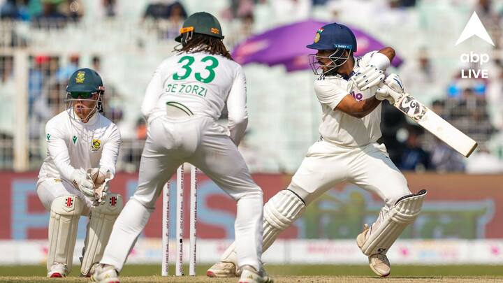 ইডেন গার্ডেন্সে মাত্র আড়াই দিনের মধ্যে দক্ষিণ আফ্রিকার বিরুদ্ধে টেস্ট হেরে গেল ভারত। ৩০ রানে ম্যাচ হেরে সিরিজে ০-১ পিছিয়ে পড়ল টিম ইন্ডিয়া।