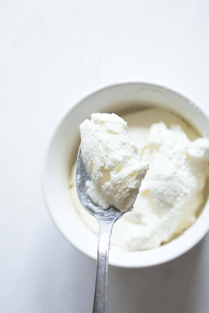 दही कोणत्याही ऋतूत खाल्ले तरी शरीराला पोषण, थंडावा आणि ऊर्जा मिळते.