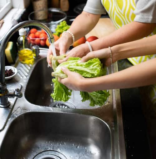 ਇਕ ਹੋਰ ਤਰੀਕਾ ਇਹ ਹੈ ਕਿ ਇੱਕ ਚਮਚ ਬੇਕਿੰਗ ਸੋਡਾ ਨੂੰ 2 ਗਿਲਾਸ ਪਾਣੀ ਵਿੱਚ ਮਿਲਾ ਕੇ ਸਬਜ਼ੀਆਂ ਨੂੰ 5 ਤੋਂ 10 ਮਿੰਟ ਲਈ ਇਸ ਪਾਣੀ ਵਿੱਚ ਭਿੱਜਿਆ ਜਾਵੇ। ਫਿਰ ਸਬਜ਼ੀਆਂ ਨੂੰ ਚਲਦੇ ਪਾਣੀ ਨਾਲ ਧੋ ਕੇ ਸੁੱਕਾ ਲਿਆ ਜਾਵੇ ਅਤੇ ਸੁਰੱਖਿਅਤ ਢੰਗ ਨਾਲ ਸਟੋਰ ਕੀਤਾ ਜਾਵੇ।