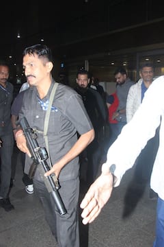 पॉकेट में हाथ डाले दिखा सलमान खान का स्वैग, एयरपोर्ट पर स्पॉट हुए दबंग खान