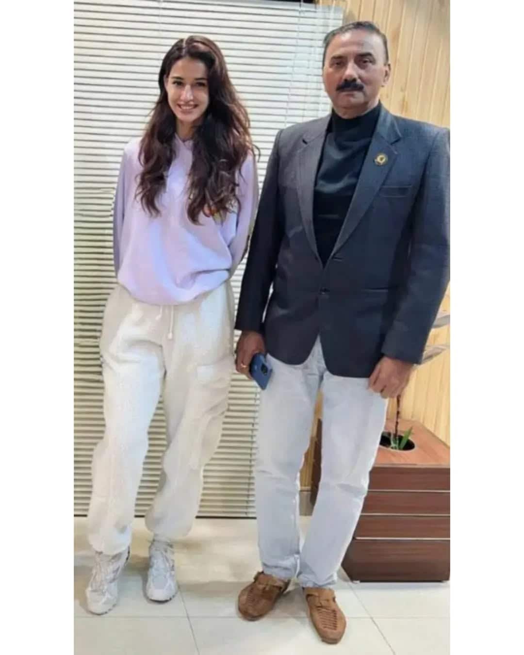 Entertainment Highlights: दिशा पाटनी के पिता को मिला वेपन रखने का लाइसेंस, Ai के बढ़ते इस्तेमाल पर बोले सोनू निगम