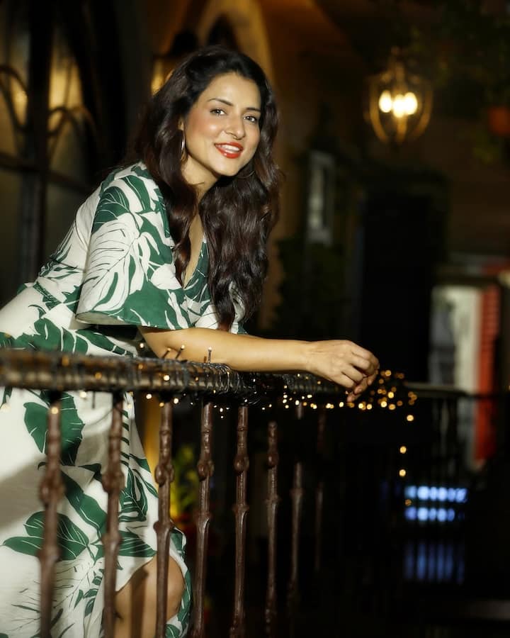 सिंपल कौल एक वक्त पर टीवी की दुनिया में खूब पॉपुलर थी. एक्ट्रेस असली पहचान सीरियल ‘शरारत’ से मिली थी. जिसमें वो ग्लैमरस लुक में नजर आई थी.